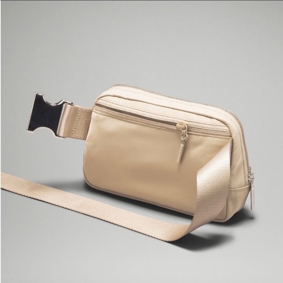 NWT lululemon belt bag trench white logo JUST IN SOLD OUT - Picture 5 of 9